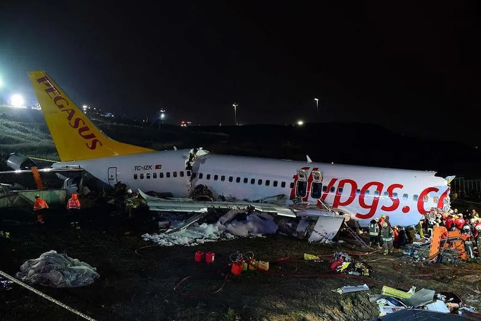 NAHAS DI TURKEY: Pesawat Pegasus Airlines pecah tiga setelah terbabas ketika mendarat di landasan basah.