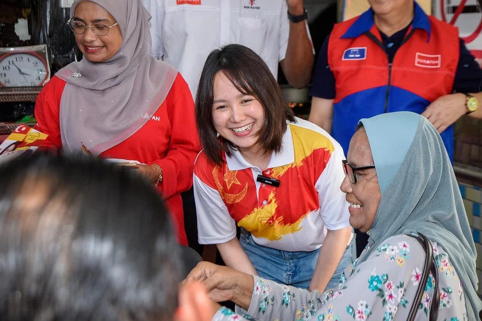 Calon Pakatan Harapan (PH) daripada Parti Tindakan Demokratik (DAP), Cik Pang Sock Tao, menyantuni pengundi sepanjang kempen Pilihan Raya Kecil bagi kerusi Dewan Undangan Negeri Kuala Kubu Bharu, Selangor, pada 11 Mei ini.