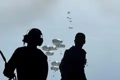 Anggota Angkatan Tentera Jordan menghantar bungkusan bantuan udara di sepanjang pantai Gaza, dengan kerjasama Mesir, Qatar, Perancis dan UAE, pada 27 Februari. 