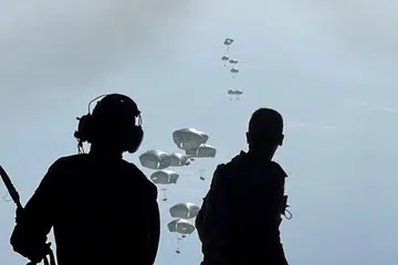 Anggota Angkatan Tentera Jordan menghantar bungkusan bantuan udara di sepanjang pantai Gaza, dengan kerjasama Mesir, Qatar, Perancis dan UAE, pada 27 Februari. 