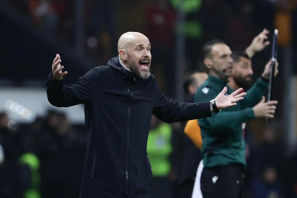 SIA-SIAKAN PELUANG: Erik ten Hag (kiri) menunjukkan reaksi setelah pasukannya mensia-siakan peluang menang selepas mendahului dengan dua gol dan hanya mampu seri 3-3 dengan Galatasaray.