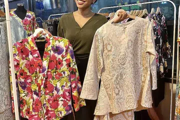 MEMBURU PENGALAMAN BERMAKNA: Fatin Amira Abdul Aziz memberanikan diri mengumpul pengalaman meniaga di bazar Wisma Geylang Serai sepanjang Ramadan kerana sukakan suasana perkampungan Melayu yang meriah di situ. - Foto BM oleh HARYANI ISMAIL