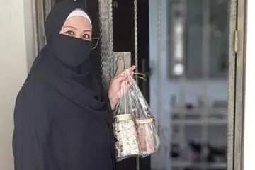 PENGHANTARAN TANPA KONTAK: Cik Hairina Abu Bakar akan meletakkan pesanan kuih pelanggannya di pintu rumahnya dan ia akan diambil oleh pihak penghantaran untuk dihantar ke rumah pelanggan. Ia adalah antara langkah yang beliau ambil sewaktu tempoh pemutus litar ini. - Foto ihsan HAIRINA ABU BAKAR 