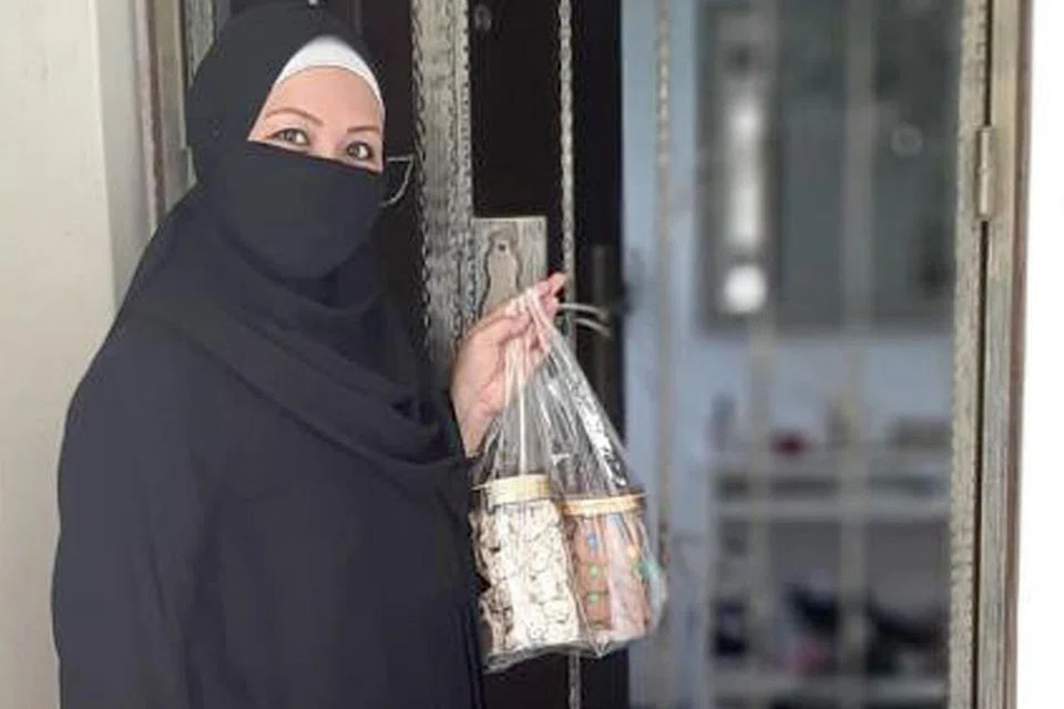 PENGHANTARAN TANPA KONTAK: Cik Hairina Abu Bakar akan meletakkan pesanan kuih pelanggannya di pintu rumahnya dan ia akan diambil oleh pihak penghantaran untuk dihantar ke rumah pelanggan. Ia adalah antara langkah yang beliau ambil sewaktu tempoh pemutus litar ini. - Foto ihsan HAIRINA ABU BAKAR 