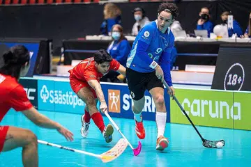PERLU BAIKI TAHAP PERMAINAN: Pasukan lelaki nasional (jersi merah) ketika menentang Estonia dalam perlawanan peringkat kumpulan. Mereka tewas 13-2. - Foto PERSATUAN FLOORBALL SINGAPURA