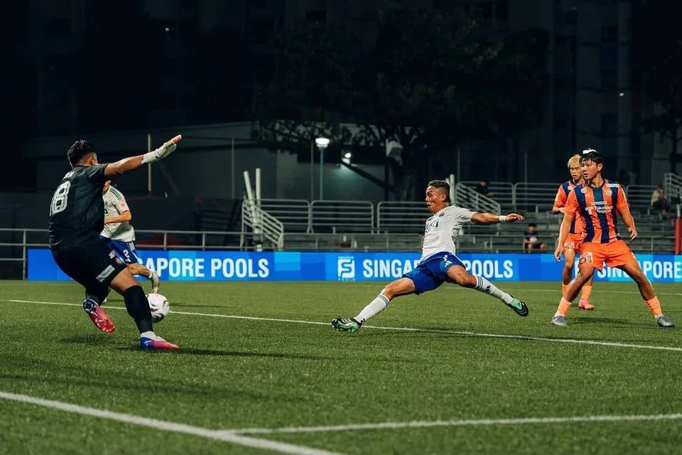 Penyerang Lion City Sailors, Shawal Anuar (tiga dari kanan), menjaringkan gol kedua buat pasukannya apabila menentang FC Jurong pada 18 Oktober. Sailors mencatatkan kemenangan selesa 2-0 ke atas FC Jurong di Stadium Jurong East, mengekalkan rentak kemenangan mereka.