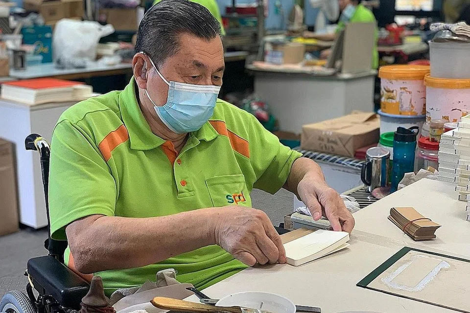 PAKAR TUKANG: Jurnal yang dibuat Encik Gan Boon Leong dan kumpulannya adalah antara hadiah yang diberikan kepada orang kenamaan dan tetamu semasa lawatan mereka ke Istana atau apabila Presiden melakukan lawatan rasmi di luar negara. - Foto BH oleh SYARAFANA SHAFEEQ