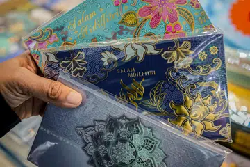 Adat memberi sedekah atau hadiah duit raya kepada kanak-kanak, orang tua dan golongan wajar diteruskan.