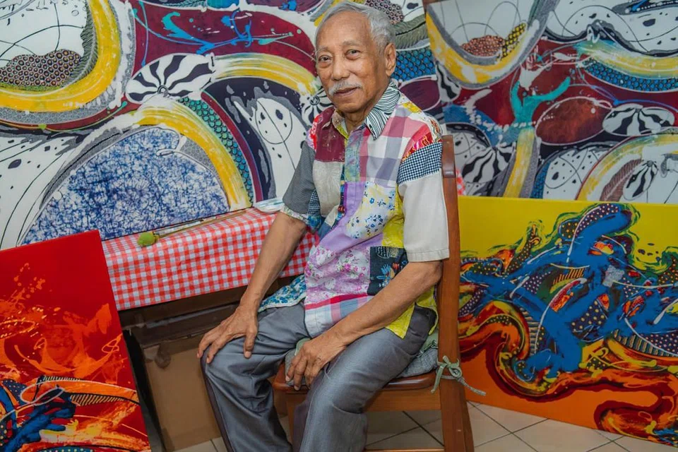 TIADA NOKTAH TERUSKAN NYALA RASA: Dengan peruntukan Dana Pingat Budaya, pelukis batik legenda, Encik Sarkasi Said, ingin menghasilkan buku rujukan tentang sejarah batik, salah tanggapan orang mengenainya, kaedah lukisan batik dan perlambangan sosialnya dalam masyarakat. - Foto BH oleh NUR DIYANA TAHA