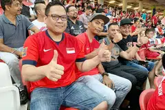 BERTUAH MENANG TIKET: Encik Effendy Sa'adon (kiri, berbaju merah) yang memenangi quiz bola sepak Berita Harian/Minggu, menonton perlawanan semalam bersama teman-temannya. - Foto BH oleh FAKHRURADZI ISMAIL 