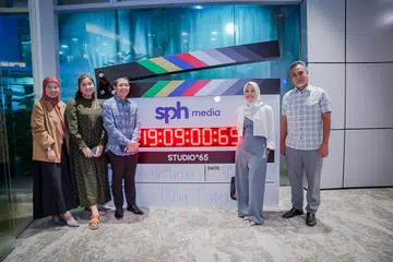 Seramai 30 peserta daripada pelbagai organisasi hadir untuk Dialog Masyarakat Berita Harian (BH) yang mengupas tentang aktivisme dalam kalangan belia. Ia dikendali oleh (dari kiri) koresponden, Cik Siti Aisyah Nordin sebagai moderator, dan dihadiri oleh Anggota Parlimen (AP) GRC Ang Mo Kio, Cik Nadia Samdin; Menteri di Pejabat Perdana Menteri yang juga Menteri Kedua (Pendidikan merangkap Ehwal Luar), Dr Mohamad Maliki Osman; dan Menteri Negara (Penerangan dan Pembangunan Digital merangkap Kesihatan), Cik Rahayu Mahzam. Paling kanan ialah Editor BH, Encik Nazry Mokhtar.