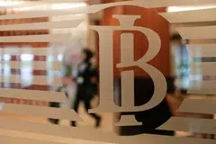 CAPAI KESEPAKATAN: Bank of Thailand dan Bank Negara Malaysia telah menandatangani satu memorandum persefahaman dengan Bank Indonesia (atas) untuk menggalak penggunaan mata wang mereka bagi perdagangan dan pelaburan. - Foto REUTERS