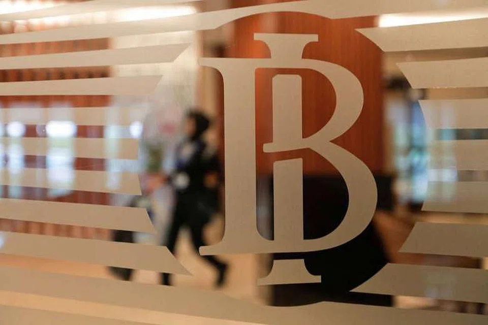 CAPAI KESEPAKATAN: Bank of Thailand dan Bank Negara Malaysia telah menandatangani satu memorandum persefahaman dengan Bank Indonesia (atas) untuk menggalak penggunaan mata wang mereka bagi perdagangan dan pelaburan. - Foto REUTERS