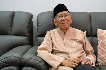 USTAZ SALLIM: Berpendapat bahawa dengan mengingati selalu sejarah hidup Nabi saw dan ajaran Baginda akan dapat menjadikan kita orang yang terdidik dengan akhlak yang baik, sempurna dan tidak menyeleweng daripada garis pandu yang digariskan oleh Rasulullah.