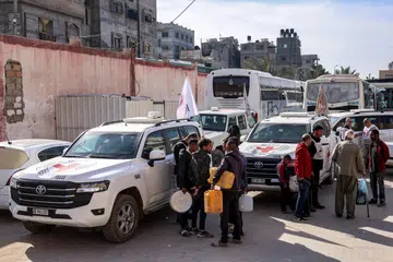 Rakyat Palestin membawa bekas untuk mengisi bekalan air di Khan Yunis di selatan Jaluran Gaza pada 14 Januari. 