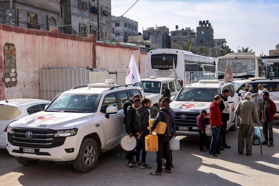 Rakyat Palestin membawa bekas untuk mengisi bekalan air di Khan Yunis di selatan Jaluran Gaza pada 14 Januari. 