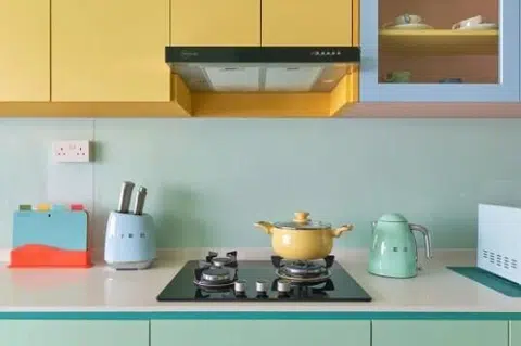 Almari dapur dicat dengan pelbagai warna pastel yang lembut.