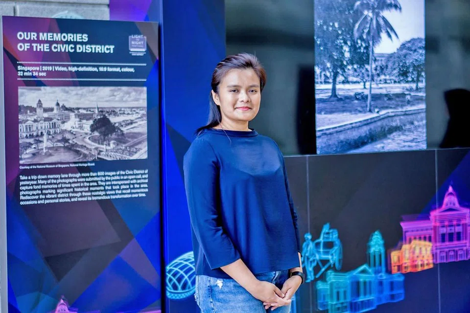GAMBAR MENJADI SEBAHAGIAN SEJARAH: Gambar keluarga yang disumbangkan Cik Darna Arifin menjadi sebahagian daripada lebih 600 imej yang lain dalam satu video selama 32 minit 34 saat yang menampilkan Daerah Sivik pada masa lalu. Ia dimainkan di Padang Atrium di Galeri Nasional Singapura sempena Festival 'Light to Night' 2019 Edisi Bicentennial - 'Our Memories of the Civic District' (Memori Kita di Daerah Sivik). - Foto BH oleh NUR DIYANA TAHA