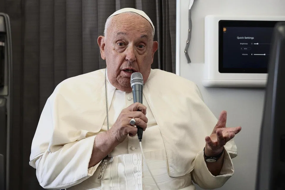 Pope Francis bercakap semasa satu sidang media dalam pesawat pada 13 September selepas lawatan 12 hari di Asia Tenggara dan Oceania.