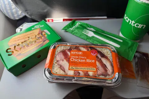 Semasa penerbangan, pelanggan akan nikmati citarasa Asia Tenggara,  menu Santan, jenama makanan oleh AirAsia. Terdapat pelbagai pilihan, antaranya, Nasi Lemak Pak Nasser dan Nasi Ayam Uncle Chin.