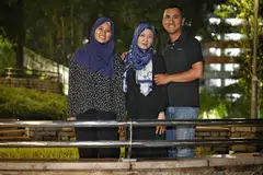 GUNUNG SAMA DIDAKI: (Dari kanan) Encik Mohammad Zaki As’at, Cik Nur Sumayyah Mohammad Zaki dan Cik Maslina Mohamed Jalani, gemar melakukan kegiatan luar bersama-sama, seperti mendaki gunung di luar negara. 