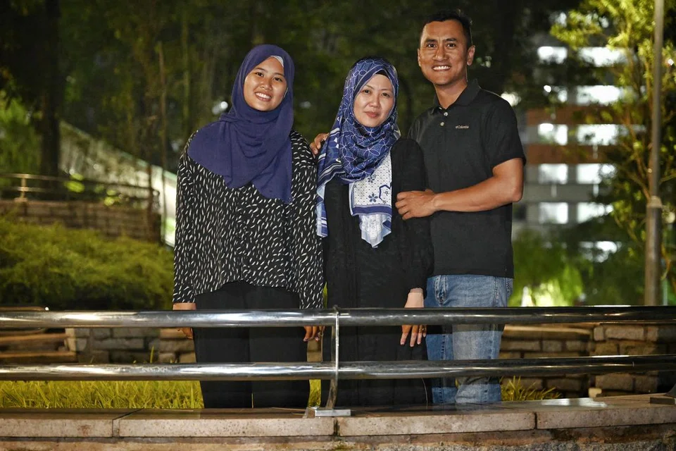 GUNUNG SAMA DIDAKI: (Dari kanan) Encik Mohammad Zaki As’at, Cik Nur Sumayyah Mohammad Zaki dan Cik Maslina Mohamed Jalani, gemar melakukan kegiatan luar bersama-sama, seperti mendaki gunung di luar negara. 