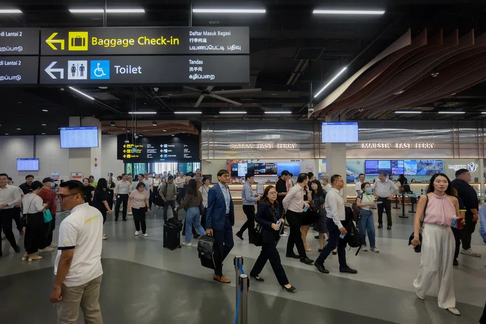 Dengan memanfaatkan sistem automatik, Pusat Kapal Persiaran Singapura (HarbourFront) yang baharu mampu menguruskan sehingga 18,000 penumpang yang berlepas setiap hari semasa waktu sibuk.