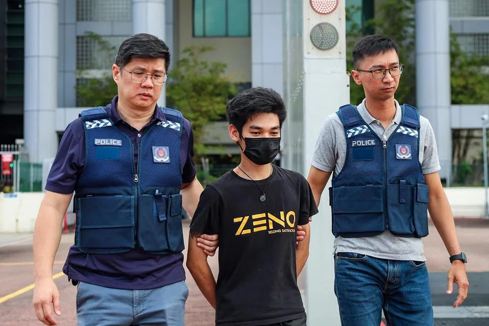 Warga Malaysia, Besmond Huan Yu Kang (tengah), 22 tahun, ditahan kerana disyaki terlibat dalam kegiatan pengubahan wang haram menggunakan akaun bank Singapura.