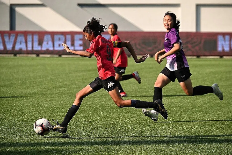PENJARING GOL TERBANYAK: Kapten Sekolah Menengah Meridian, Nisreen Aziz, yang menjaringkan dua gol menentang juara bertahan Sekolah Menengah Queensway, menamatkan saingan sebagai penjaring terbanyak pertandingan - Foto BH oleh KUA CHEE SIONG