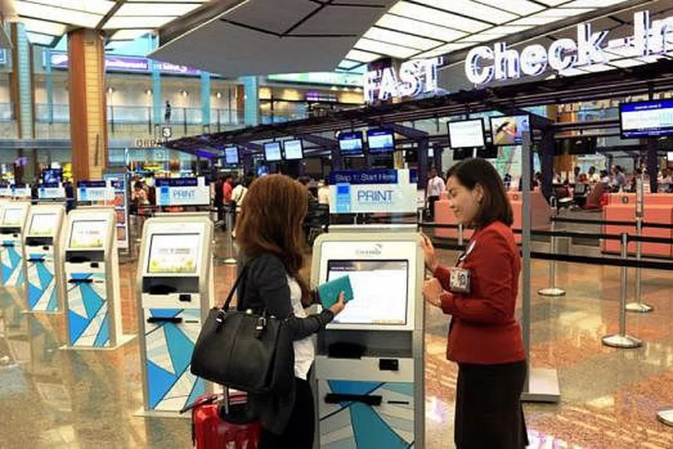 KEMUDAHAN TERKINI: Penumpang pesawat SIA dan SilkAir boleh memanfaatkan khidmat daftar masuk yang lebih pantas dan fleksibel yang sudah beroperasi dalam peringkat percubaan di Changi semalam. - Foto CHANGI AIRPORT GROUP