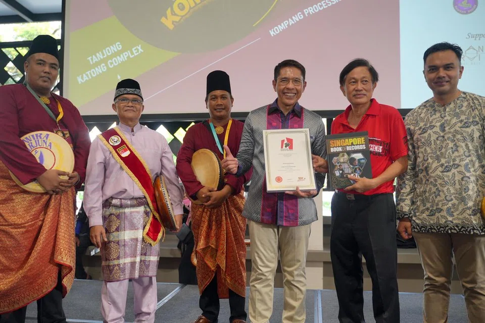 CIPTA SEJARAH:  Wakil kumpulan-kumpulan kompang yang mengambil bahagian dalam usaha mencipta rekod baru Perhimpunan Kompang Terbesar, meraikan kejayaan mereka bersama tetamu terhormat acara Pelestarian Seni Kompang, Menteri di Pejabat Perdana Menteri, yang juga Menteri Kedua (Pendidikan merangkap Ehwal Luar), Dr Mohamad Maliki Osman (tiga dari kanan).
