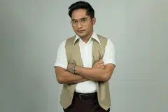 REBUT PELUANG KEEMASAN: Penggiat teater yang juga guru Sejarah sepenuh masa, Raimi Safar, teruja diberi peluang membawa watak Inspektor Zainal, polis era 1970-an, dalam drama jenayah kembara masa, 'Krono'. - Foto MEDIACORP SURIAi