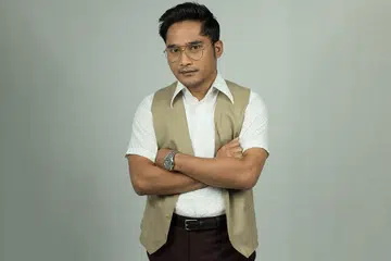 REBUT PELUANG KEEMASAN: Penggiat teater yang juga guru Sejarah sepenuh masa, Raimi Safar, teruja diberi peluang membawa watak Inspektor Zainal, polis era 1970-an, dalam drama jenayah kembara masa, 'Krono'. - Foto MEDIACORP SURIAi