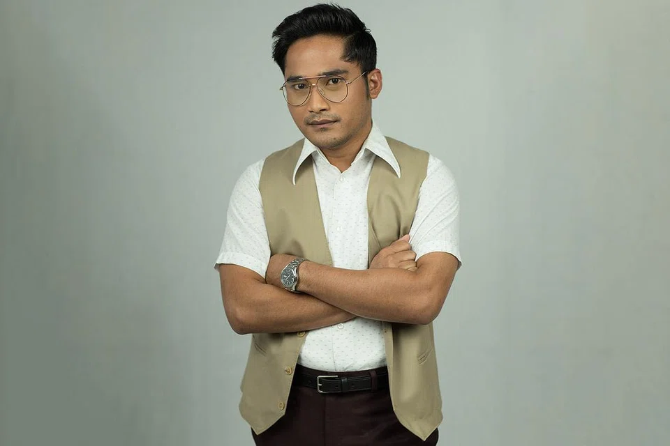 REBUT PELUANG KEEMASAN: Penggiat teater yang juga guru Sejarah sepenuh masa, Raimi Safar, teruja diberi peluang membawa watak Inspektor Zainal, polis era 1970-an, dalam drama jenayah kembara masa, 'Krono'. - Foto MEDIACORP SURIAi