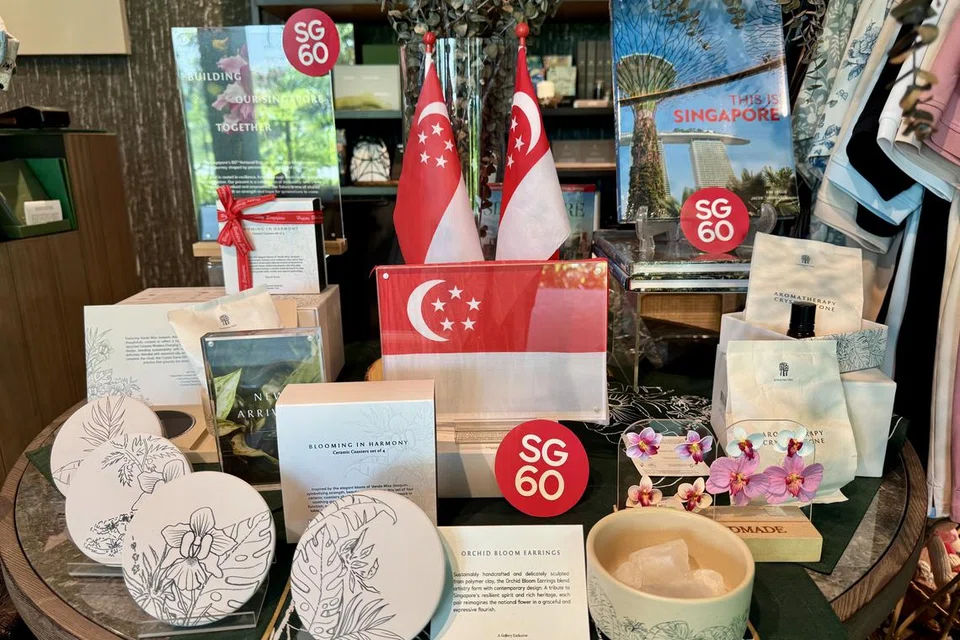 Koleksi SG60 di Banyan Tree Gallery menampilkan set hadiah ‘Blooming in Harmony’ yang dihiasi motif enam orkid Vanda Miss Joaquim, melambangkan kekuatan, keindahan dan semangat berkekalan Singapura. 
