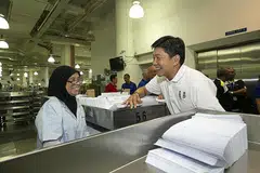 BANTU PEKERJA: Golongan pekerja tertentu seperti wanita, menjadi antara tumpuan usaha NTUC dalam membantu pekerja, kata Encik Ng Chee Meng. Gambar menunjukkan Encik Ng berbual dengan seorang pekerja dalam satu lawatan ke SingPost pada 14 Mei 2019. - Foto SINGPOST 