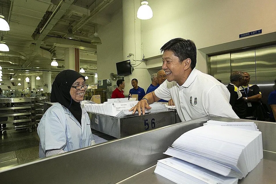BANTU PEKERJA: Golongan pekerja tertentu seperti wanita, menjadi antara tumpuan usaha NTUC dalam membantu pekerja, kata Encik Ng Chee Meng. Gambar menunjukkan Encik Ng berbual dengan seorang pekerja dalam satu lawatan ke SingPost pada 14 Mei 2019. - Foto SINGPOST 