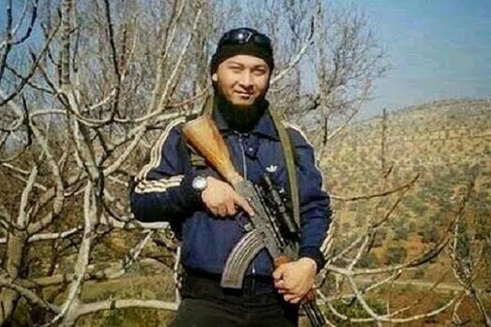 PENUH GAYA: Bekas pemain dram kumpulan Ukays, Ali Ukay, dilihat bergaya dengan senapang jenis AK-47. - Foto 