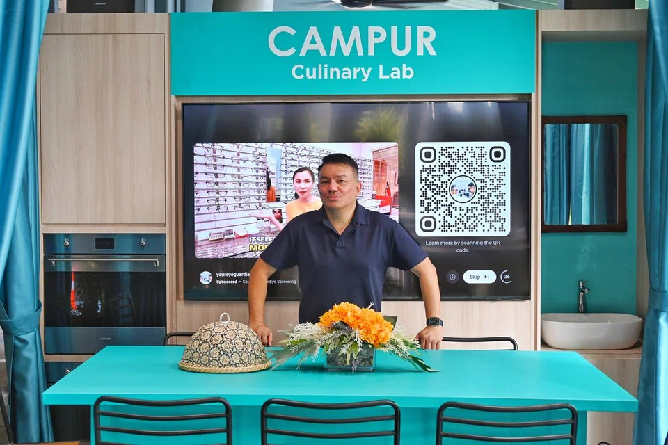 Sebahagian daripada pelaburan $500,000 itu diperuntukkan Encik Suhaimi bagi menyediakan dapur kecil untuk peniaga dari rumah (HBB) berjinak-jinak mempromosi dan memasarkan produk mereka dalam sekitaran ‘kedai fizikal’, sekali gus mendorong mereka untuk meluaskan perniagaan. Ruang tersebut akan disediakan kepada para peniaga HBB pada kos rendah, antara cara baginya menyumbang semula kepada masyarakat. 