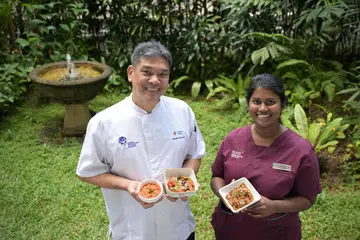 Cef yang juga penolong pengarah hospitaliti kumpulan Hospital Alexandra, Encik Kenneth Francisco, dan pakar pemakanan, Cik Asuwani Swaamedharan menunjukkan contoh sajian daging berasaskan tumbuhan untuk pesakit.