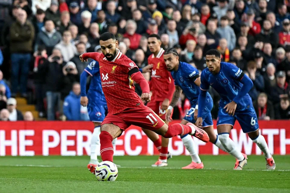 Pemain Liverpool asal Mesir, Mohamed Salah, menyempurnakan tendangan penaltinya bagi jaringan pertama buat kelabnya itu semasa menentang Chelsea pada 21 Oktober di Anfield.