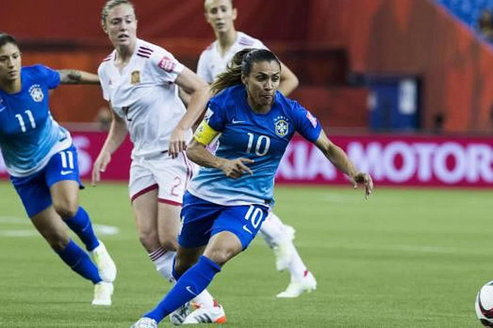 JAGA IMEJ BRAZIL: Marta (jersi nombor 10) sedar beliau mempunyai tanggungjawab bertambah perlu menjaga kelakuannya di dalam dan luar padang selepas penggantungan Neymar dalam Copa America. - Foto AFP