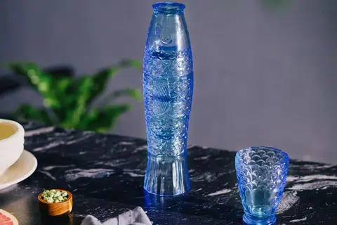 Set empat gelas berwarna biru ini apabila disusun bertingkat, akan membentuk rupa seekor ikan koi, menjadikannya bahan pameran yang unik dan menarik.