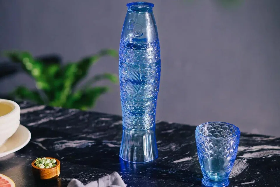Set empat gelas berwarna biru ini apabila disusun bertingkat, akan membentuk rupa seekor ikan koi, menjadikannya bahan pameran yang unik dan menarik.