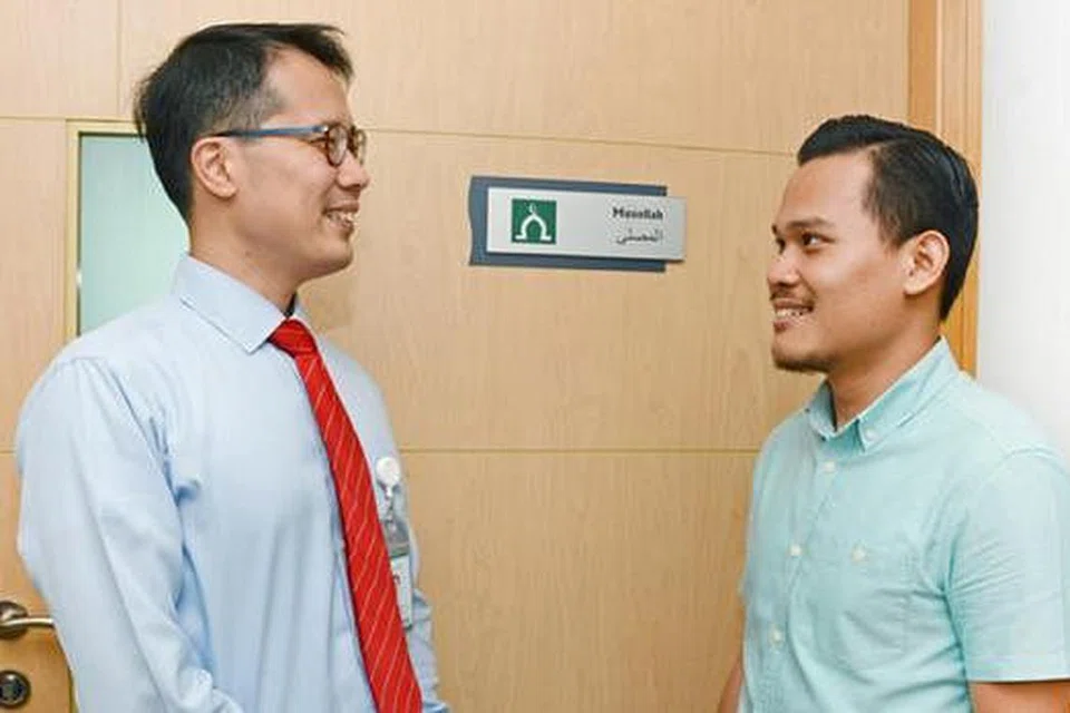 MUSALA DISEDIAKAN: Pengurus Besar Hospital Raffles, Dr Donald Poon (kiri) di hadapan musala di hospital itu. - Foto HOSPITAL RAFFLES