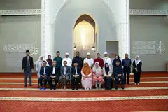 KUNJUNGAN: Menteri di Jabatan Perdana Menteri (Hal Ehwal Agama) Malaysia, Datuk Setia Mohd Na’im Mokhtar (duduk, empat dari kiri) bersama delegasinya telah berkunjung ke Masjid Al-Falah di Orchard Road baru-baru ini.