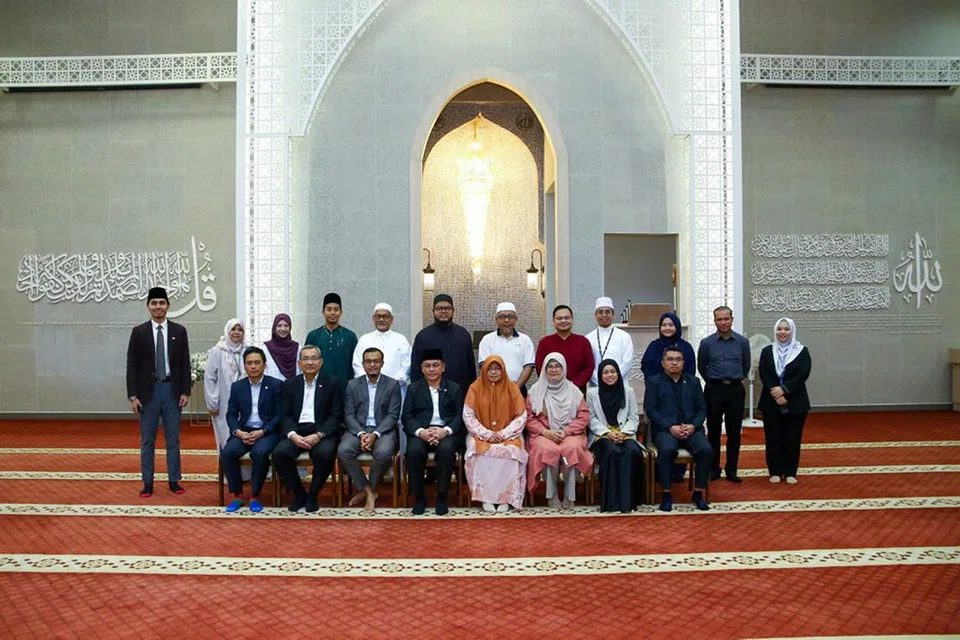 KUNJUNGAN: Menteri di Jabatan Perdana Menteri (Hal Ehwal Agama) Malaysia, Datuk Setia Mohd Na’im Mokhtar (duduk, empat dari kiri) bersama delegasinya telah berkunjung ke Masjid Al-Falah di Orchard Road baru-baru ini.