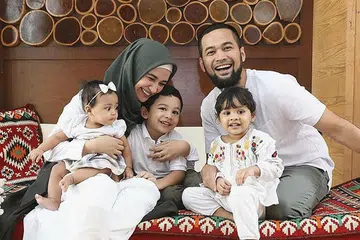 KEBAHAGIAAN BERSAMA: Kasih sayang dan rasa hormat yang dibina seawal terlibat dalam sinetron 'Cinta Fitri' membuatkan pasangan selebriti, Teuku Wisnu (kanan) dan Shireen Sungkar (dua dari kiri) lebih rukun dalam membesarkan tiga anak mereka. - Foto TRIBUNNEWS MEDAN
