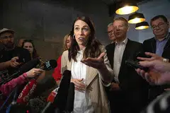 PEMIMPIN KARISMATIK: Cik Ardern bercakap kepada pemberita di Auckland semalam, sehari selepas meraih kemenangan dalam pilihan raya umum New Zealand kelmarin. - Foto AFP