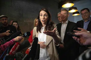 PEMIMPIN KARISMATIK: Cik Ardern bercakap kepada pemberita di Auckland semalam, sehari selepas meraih kemenangan dalam pilihan raya umum New Zealand kelmarin. - Foto AFP